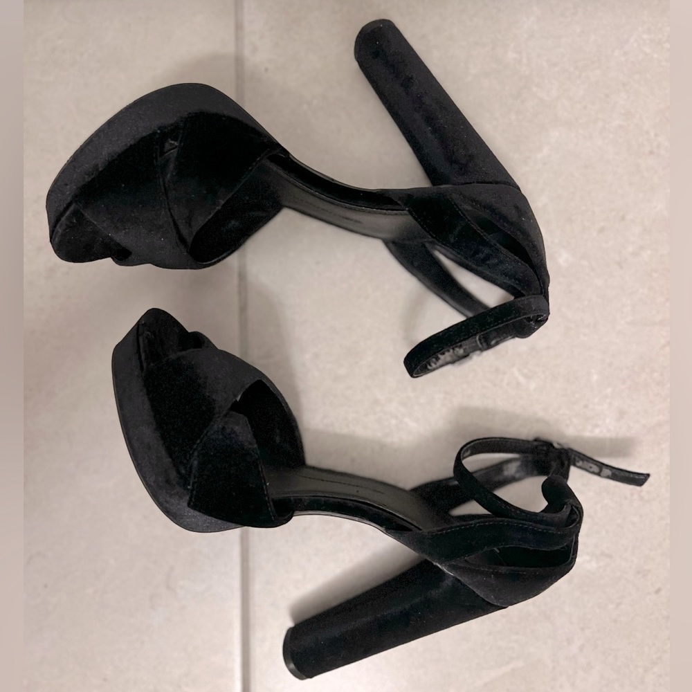 Gianni Bini Black Velvet Opened Toed Heels